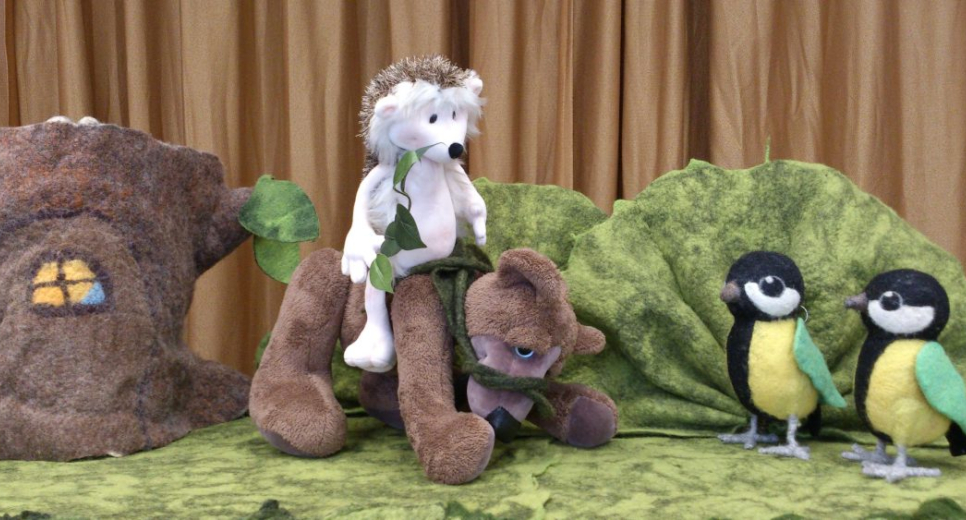 SÜNDISZNÓCSKA LOVAGOL – NEFELEJCS BÁBSZÍNHÁZ